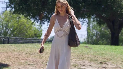 Летний бохо-шик 2025: образ с белым платьем Беллы Хадид, который стоит повторить