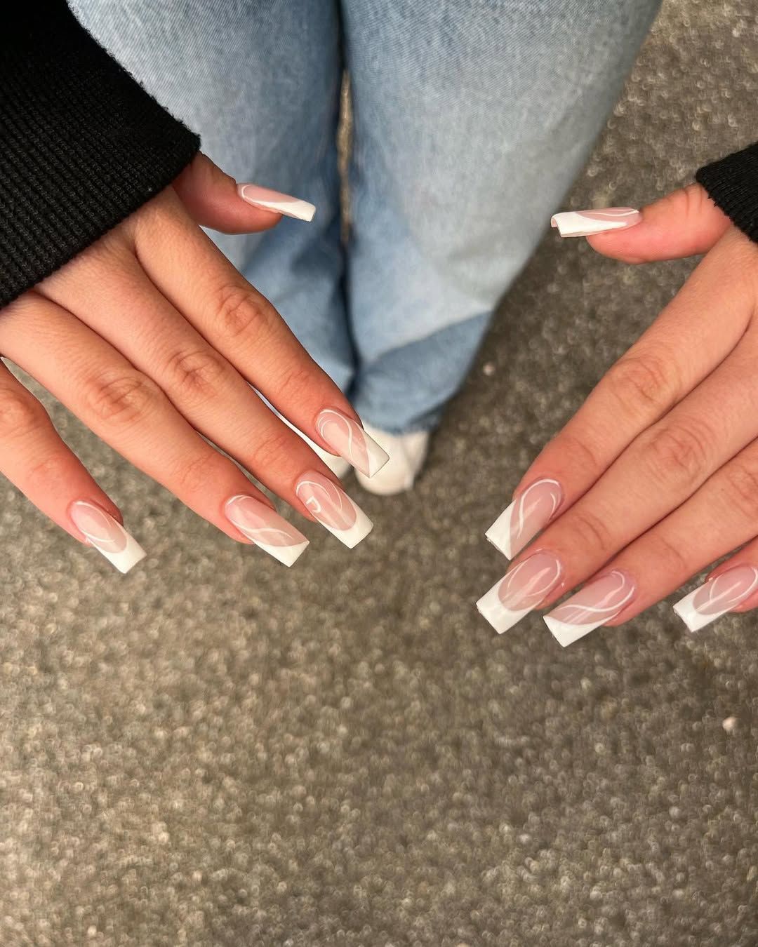 Изящество на кончиках пальцев: молочный маникюр с белым френчем - главный тренд осеннего сезона - фото 751885