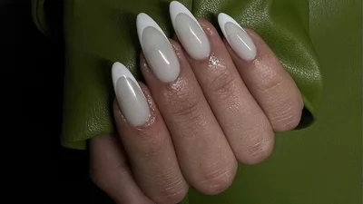 Изящество на кончиках пальцев: молочный маникюр с белым френчем - главный тренд осеннего сезона