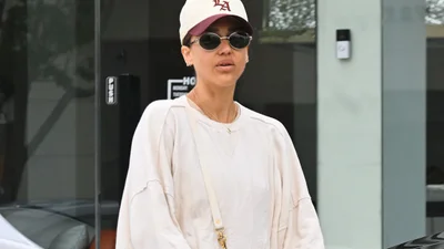 Джессика Альба обула угги среди лета