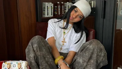 Бандана возвращается: 4 прически, которые сделают образ осени 2025 неповторимым