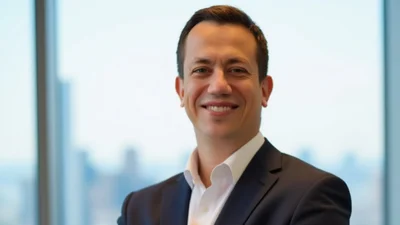 Алексей Дурнев показал детское фото, где позирует с мамой