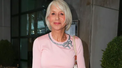 Игривый осенний образ Хелен Миррен: румяно-розовый и бантик