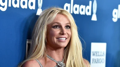 Брітні Спірс у золотому міні влаштувала шалені танці, під час яких у неї випали груди