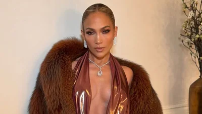 Дженнифер Лопес в прозрачной сетке зажгла в новой фотосессии