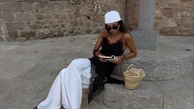 Сукня поверх штанів – як носити тренд багатошаровості