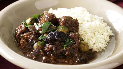 Роскошный ужин: как приготовить говядину с черносливом, которая тает во рту