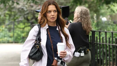 Кэти Холмс вышла в новых джинсах: градус ретро на максимум