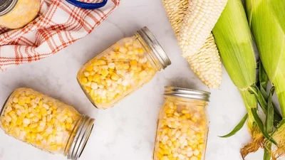 Консервированная кукуруза – идеальный вариант для крабового салата