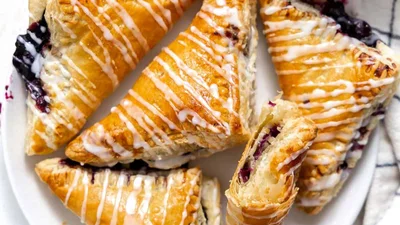 Слойки з лохиною – ніжний десерт за 20 хвилин