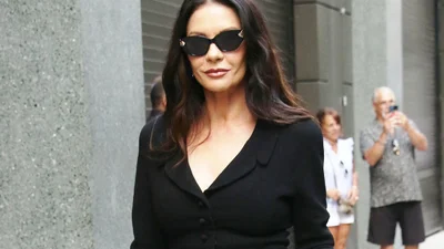 Кэтрин Зета-Джонс показала, как носить цветочный принт осенью: а-ля Мортиша Аддамс