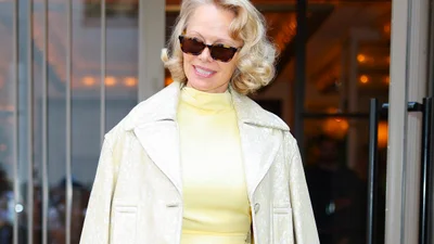 Памела Андерсон подняла трендовый масляно-желтый на новый уровень: безусловная роскошь