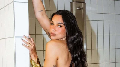 Дуа Липа без белья надела платье с разрезом до бедра – фото