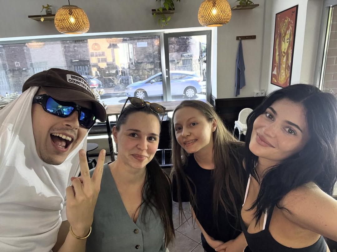Тімоті Шаламе і Кайлі Дженнер в кафе в Будапешті - 755530 Тімоті Шаламе і Кайлі Дженнер в кафе в Будапешті - фото 755530