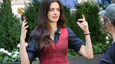 Еще один образ из "Дьявол носит Prada 2": Энн Хэтэуэй в сапогах до колена и макси-платье