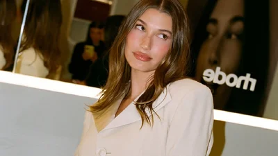 Елегантний варіант до Першого дзвоника 2025: костюм із мініспідницею в стилі Гейлі Бібер