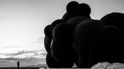 Украинскую инсталляцию на фестивале Burning Man снесло ураганом: "Чорна хмара" простояла всего день