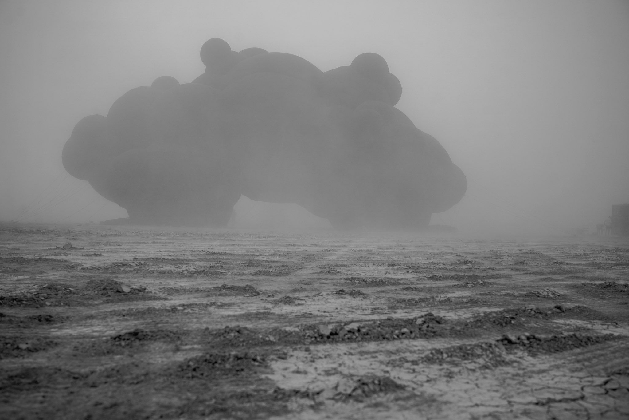 Украинскую инсталляцию на фестивале Burning Man снесло ураганом: 'Чорна хмара' простояла всего день - 757167 Украинскую инсталляцию на фестивале Burning Man снесло ураганом: 'Чорна хмара' простояла всего день - фото 757167