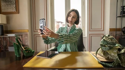 На съемках "Эмили в Париже" произошла трагедия: погиб член команды