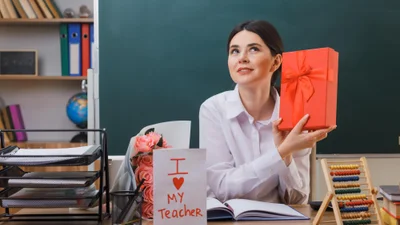 С первым сентября: искренние поздравления для учителей и красивые открыточки