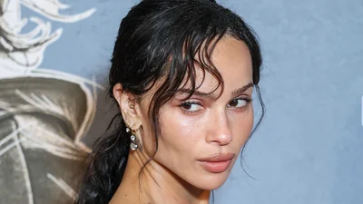 Перлинний макіяж у стилі Зої Кравіц стане головним трендом осені 2025