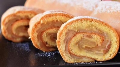 Рулет з яблуками – класика, яку ти приготуєш без зусиль