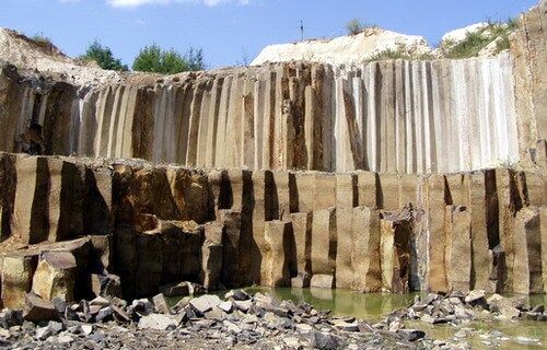 Куда поехать на выходные: уникальное инстаграмное место с изумрудной водой и величественными скалами, которому нет аналогов в Европе - фото 758211