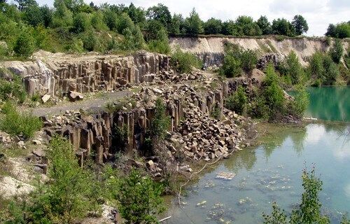 Куда поехать на выходные: уникальное инстаграмное место с изумрудной водой и величественными скалами, которому нет аналогов в Европе - фото 758212