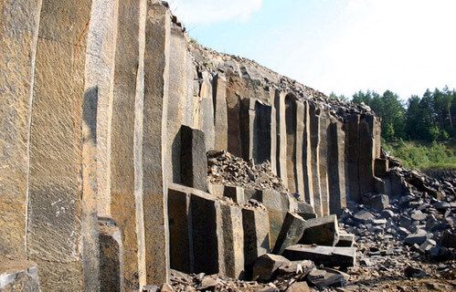 Куда поехать на выходные: уникальное инстаграмное место с изумрудной водой и величественными скалами, которому нет аналогов в Европе - фото 758213