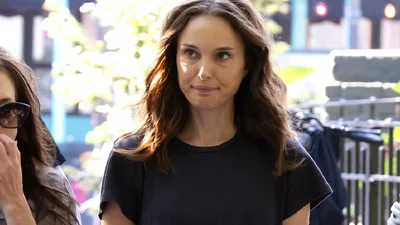 Наталія Портман у джинсах і футболці: зірка примудрилась бути ефектною навіть у такому простому одязі