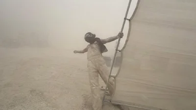 Burning Man погрузился в ужас: страшная песчаная буря, многочасовые очереди и разрушенные сооружения – впечатляющие фото