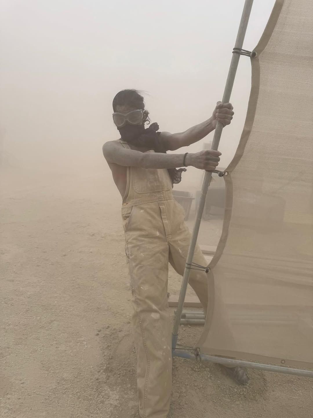Burning Man погрузился в ужас: страшная песчаная буря, многочасовые очереди и разрушенные сооружения – впечатляющие фото - фото 758350