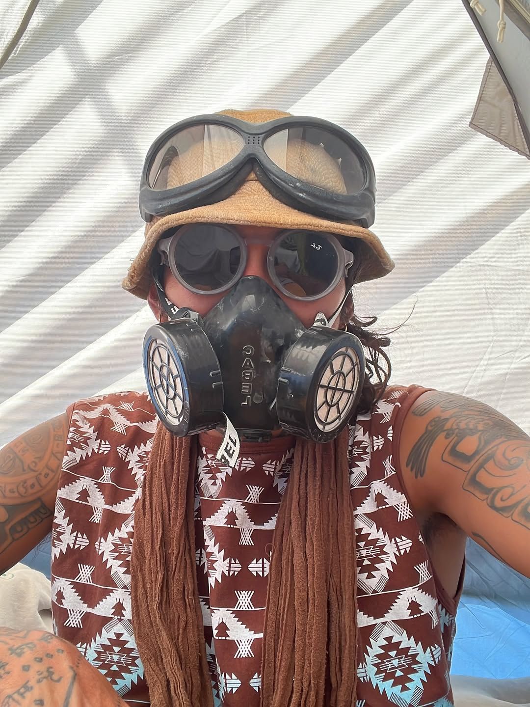 Burning Man погрузился в ужас: страшная песчаная буря, многочасовые очереди и разрушенные сооружения – впечатляющие фото - фото 758351