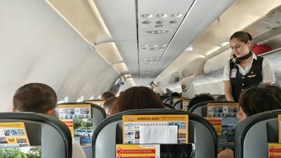 Бортпроводников нервирует, когда пассажиры делают это - и, вероятно, ты тоже иногда грешишь