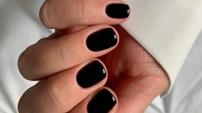 Чорний манікюр – ось як носити його стильно цієї осені