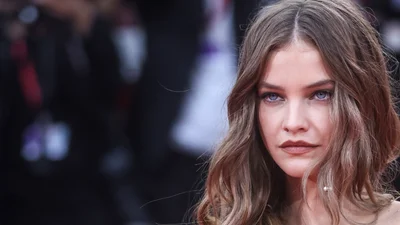 Відома модель після операції вперше з'явилась на червоній доріжці – як вона виглядає