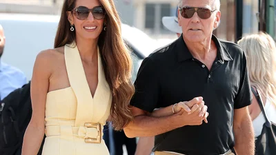 Закохана Амаль Клуні підтвердила: масляно-жовтий протримається у трендах всю осінь