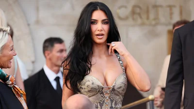 Соблазнительница Ким Кардашян примерила прозрачные трусики - так близко мы никогда не видели обнаженные ягодицы звезды
