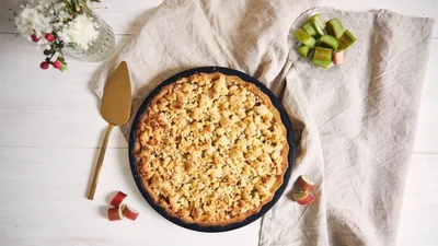 Затишний тертий яблучний пиріг, який стане хітом осені-2025