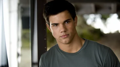 "Я лучший экс": как Тейлор Лотнер отреагировал на помолвку бывшей девушки Тейлор Свифт