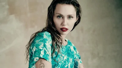 Майли Сайрус снялась полностью обнаженной в съемке для французского модного дома - эффектные снимки