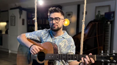 Julik запремьерил новый трек "Очі": песня о детекторе людей, который никогда не врет