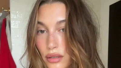 Хейли Бибер показала трендовый дневной макияж для осени 2025 года