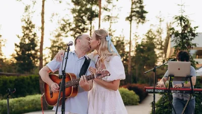 Дружина Віктора Павліка зухвалими кадрами відповіла хейтерам щодо їхньої різниці у віці