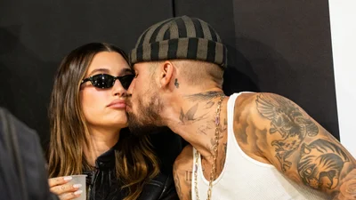 Хейли и Джастин Бибери доказали, что романтика не заканчивается после появления ребенка: она в черном total look - он в swag-образе