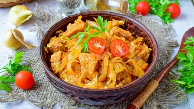 Тушеная капуста с мясом – идеальный ужин для большой семьи