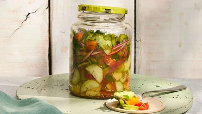 Готуй як мама: консервований салат "Ніжинський" з огірками