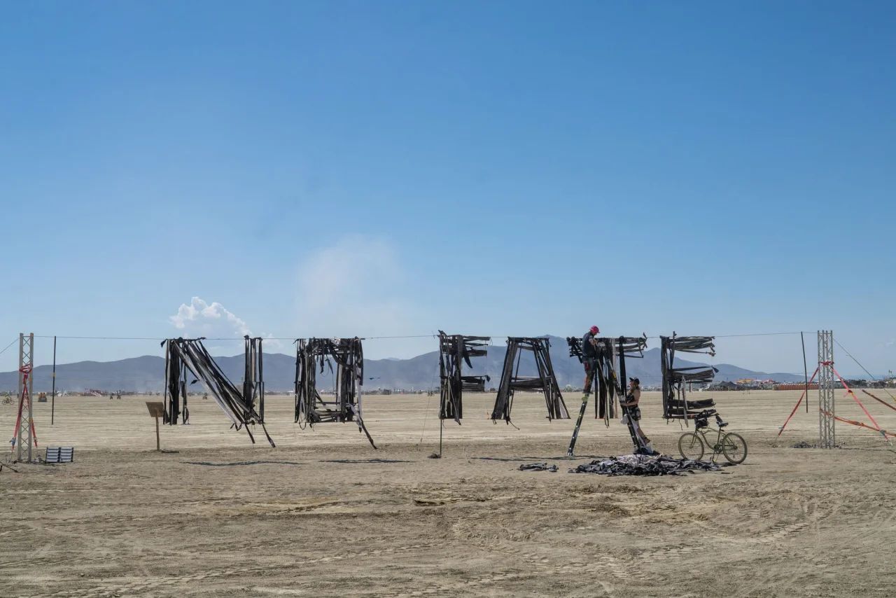 Burning Man 2025: украинцы превратили разрушенное 'Черное облако' в новую инсталляцию - фото 760528