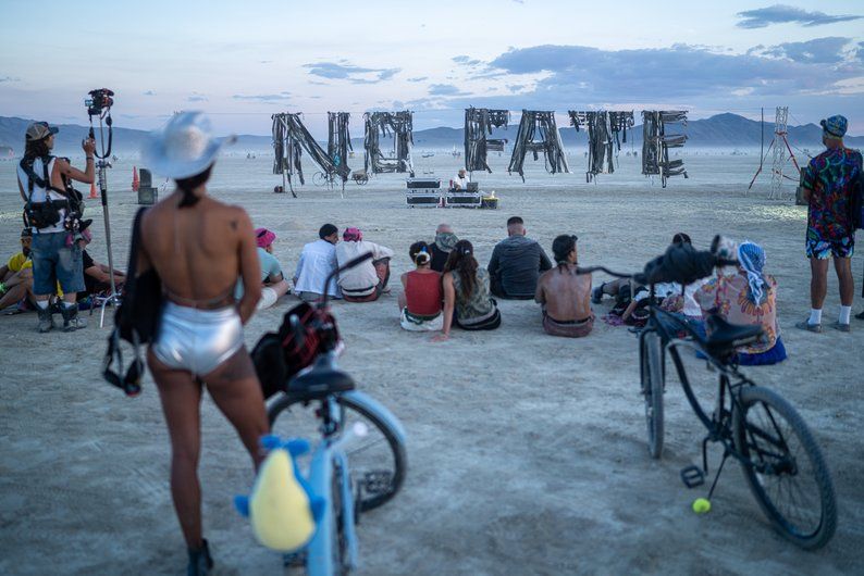 Burning Man 2025: украинцы превратили разрушенное 'Черное облако' в новую инсталляцию - фото 760529