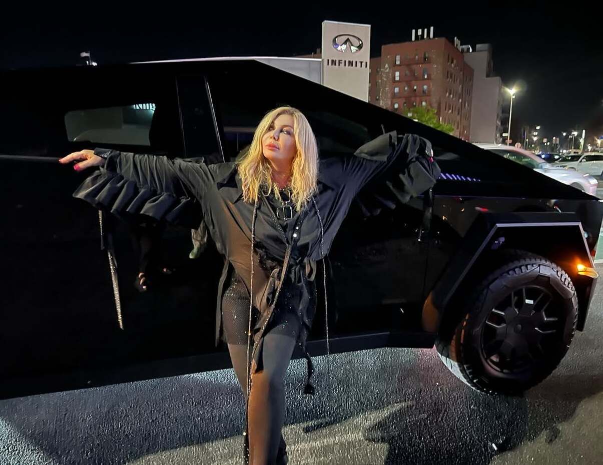 Косплей киіміндегі порнографиялық тәттілер